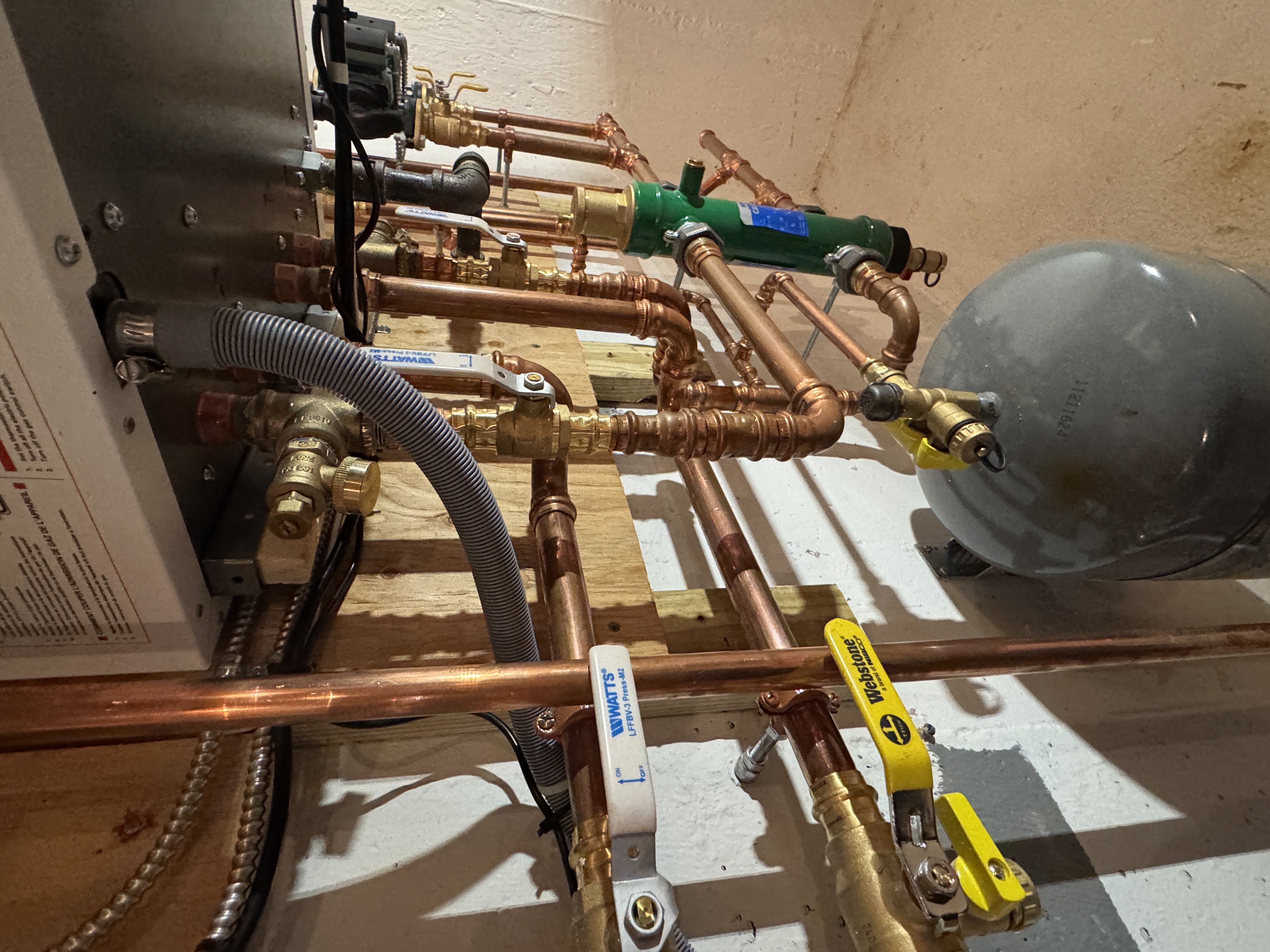 Professional boiler piping with expansion tank and air separation system